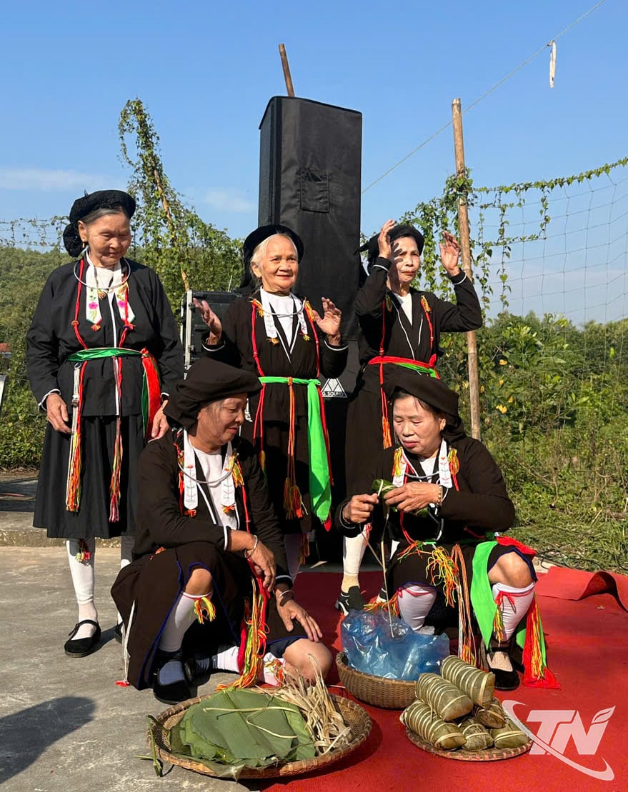 លោកស្រី Le Thi Thu (កណ្ដាល) និងសមាជិកក្លឹបវប្បធម៌ជនជាតិ San Diu នៅឃុំ Tan Cuong