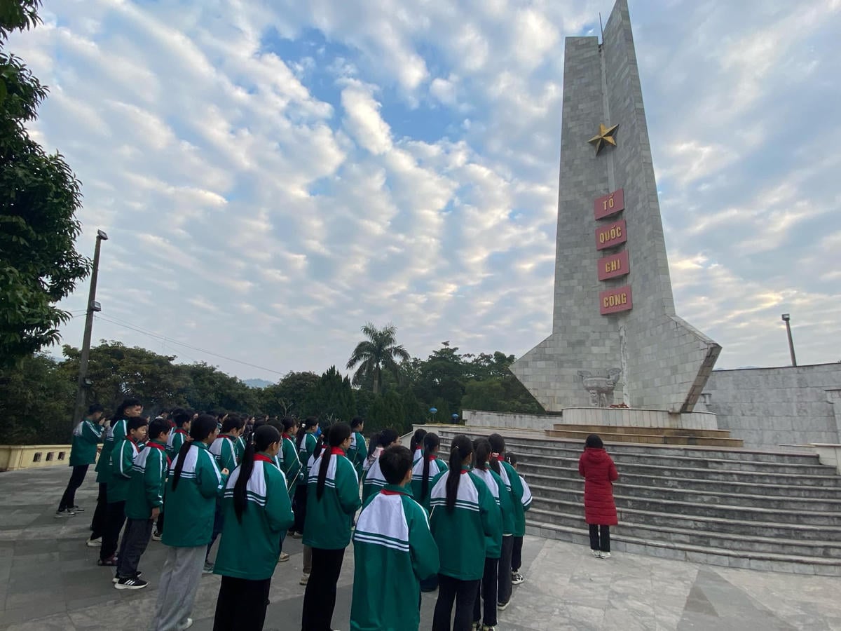 Lärare och elever vid Thi Xuan Secondary School (Nung Tri Cao Ward, Cao Bang) offrar rökelse för att hedra hjältemodiga martyrer. Foto: Skolans fansida.
