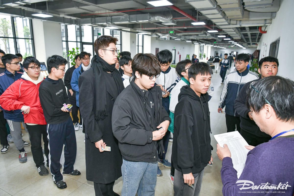 Kandidater som tar tankeprovet vid Hanois vetenskaps- och teknikuniversitet år 2025.