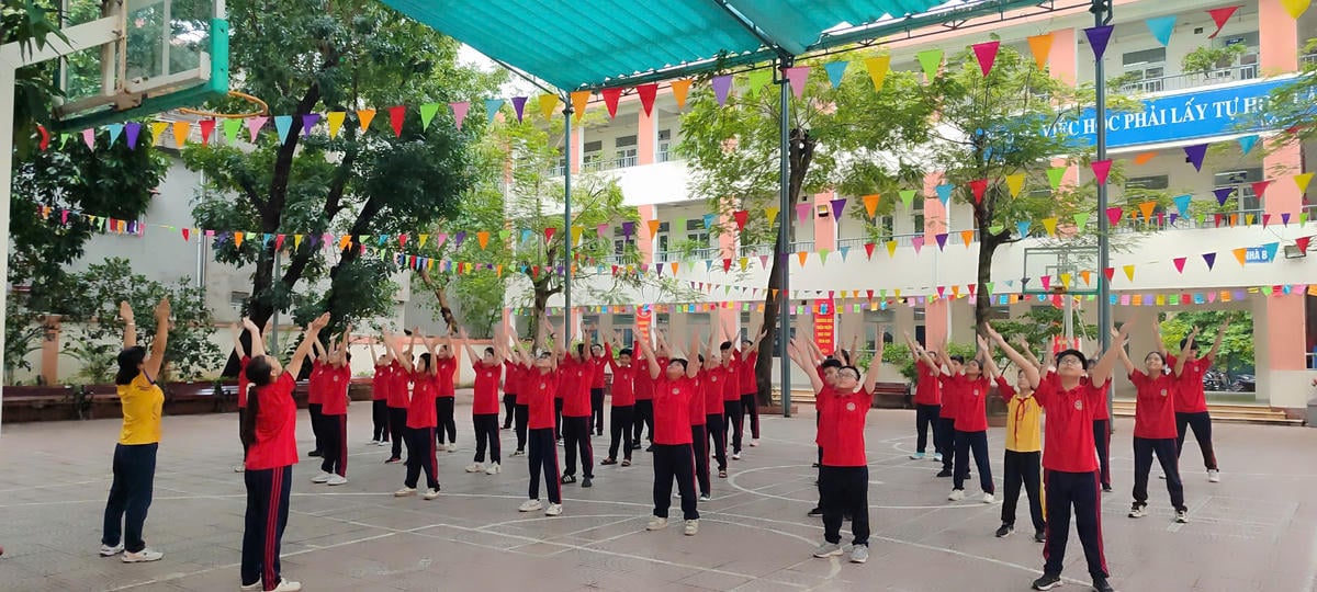 En lektion mellan lärare och elever på Ba Dinh Secondary School (Hanoi).