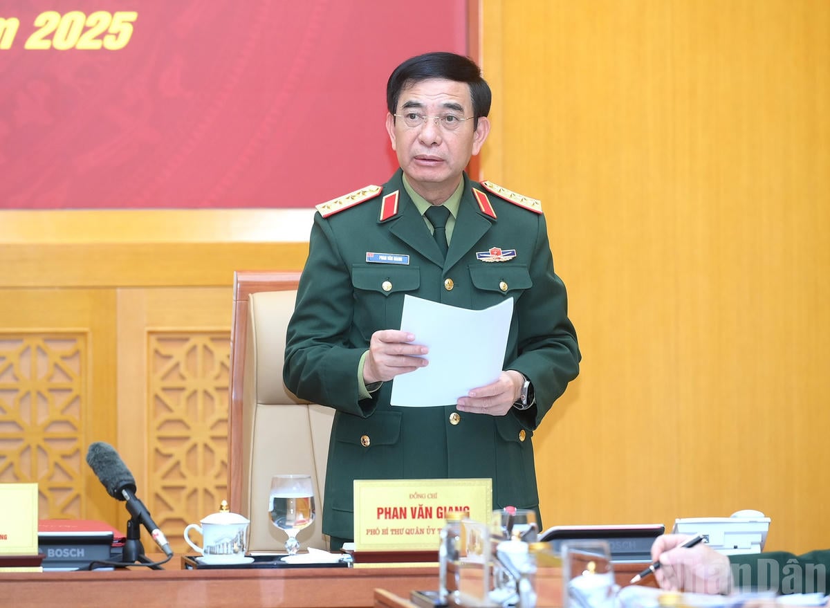 General Phan Van Giang, politbyråmedlem, biträdande sekreterare för den centrala militärkommissionen och minister för nationellt försvar, talade vid konferensen.