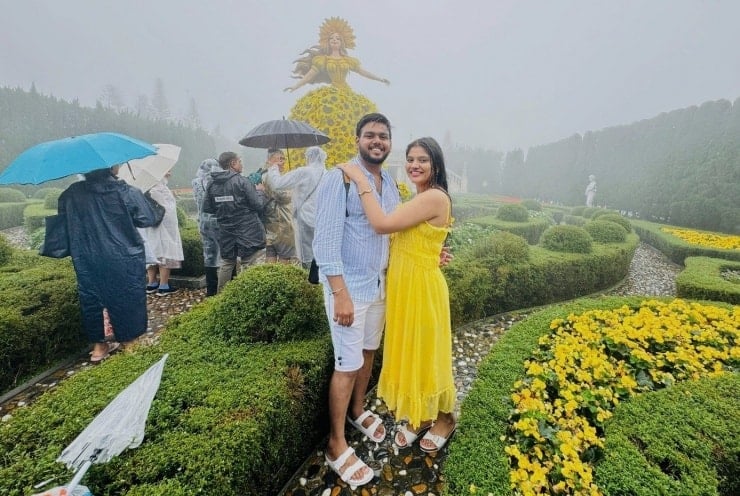 ​ເຖິງ​ວ່າ​ດິນ​ຟ້າ​ອາກາດ​ບໍ່​ສະດວກ​ກໍ່ຕາມ, ​ແຕ່​ສະຖານ​ທີ່​ທ່ອງ​ທ່ຽວ​ຫຼາຍ​ແຫ່ງ​ຢູ່​ນະຄອນ ດ່າ​ນັງ ຍັງ​ດຶງ​ດູດ​ນັກ​ທ່ອງ​ທ່ຽວ.