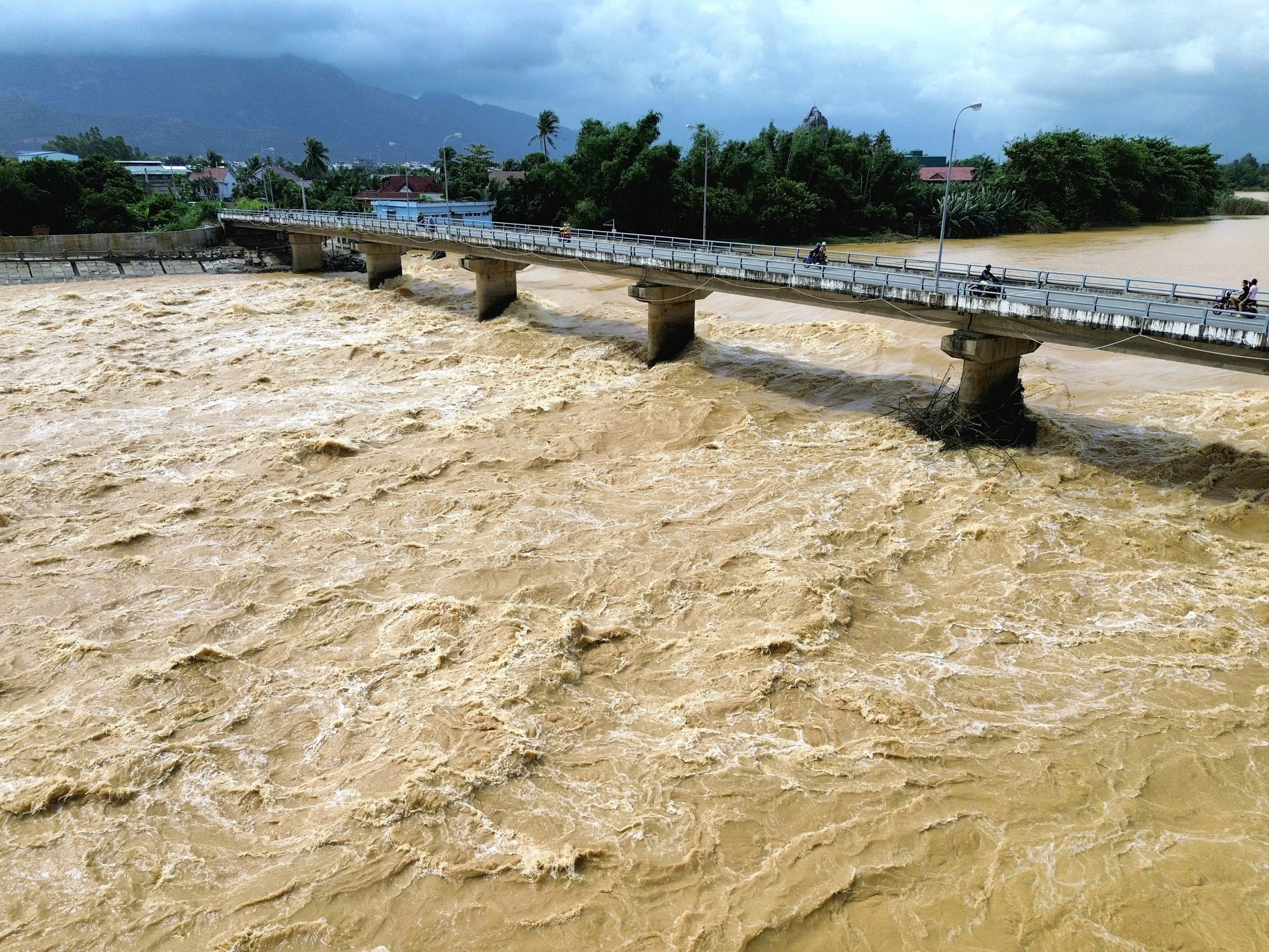 Khánh Hòa: Nước các sông đang lên, cảnh báo ngập lụt, học sinh tiếp tục nghỉ học - Ảnh 1.