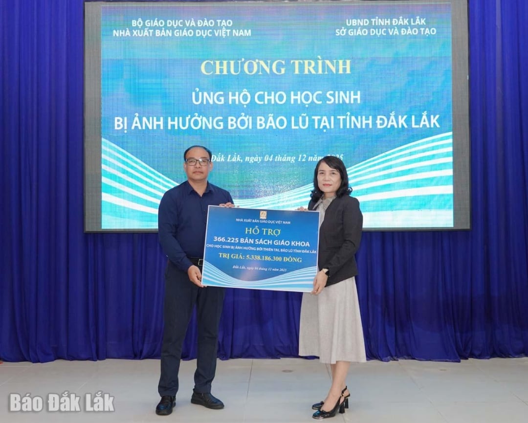 Dna Vo Thi Minh Duyen, directoare adjunctă a Departamentului de Educație și Formare Profesională, a primit cărți de la Editura Vietnam Education.