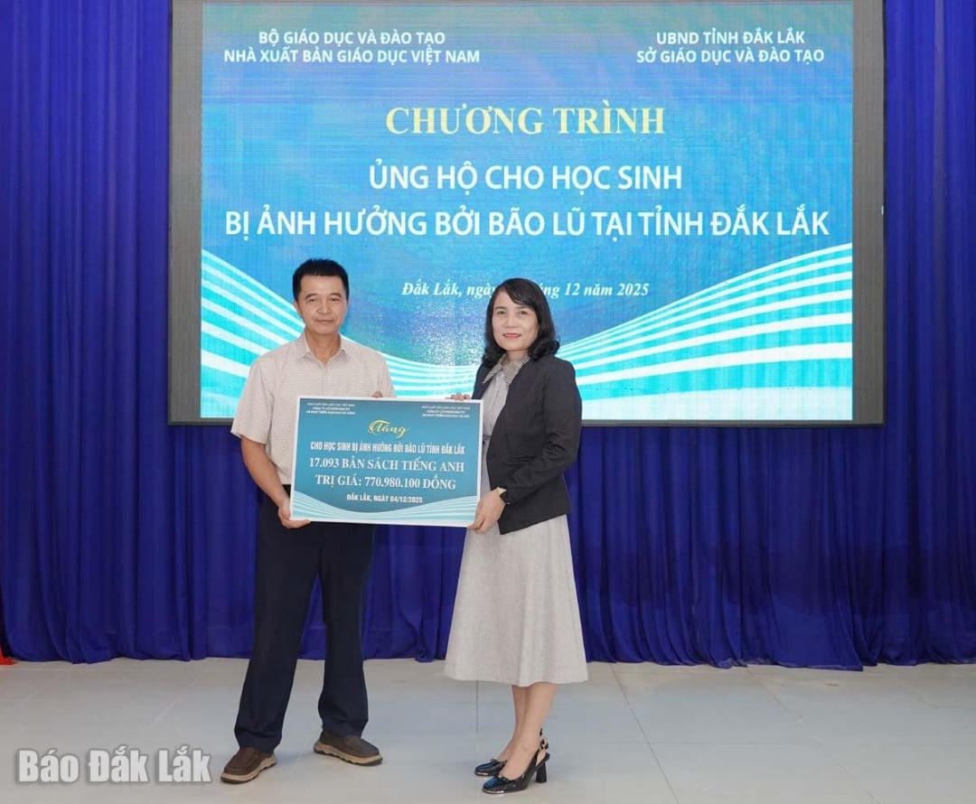 Societatea pe acțiuni Danang pentru Investiții și Dezvoltare în Educație și Hanoi pentru Investiții și Dezvoltare în Educație au donat peste 17.000 de cărți în limba engleză.