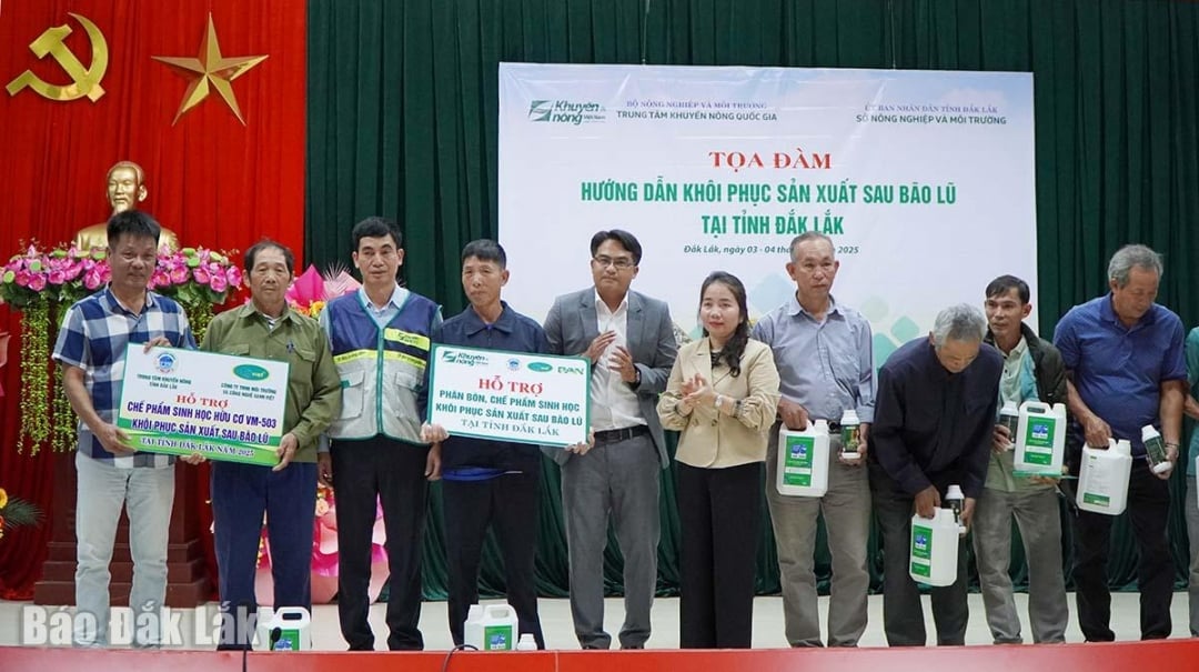 Dl. Hoang Van Hong, director adjunct al Centrului Național de Extensiune Agricolă (al treilea din stânga) și dna Dang Thi Thuy, director adjunct al Departamentului Provincial pentru Agricultură și Mediu, au prezentat produse biologice și îngrășăminte gospodăriilor care au suferit pierderi de producție.