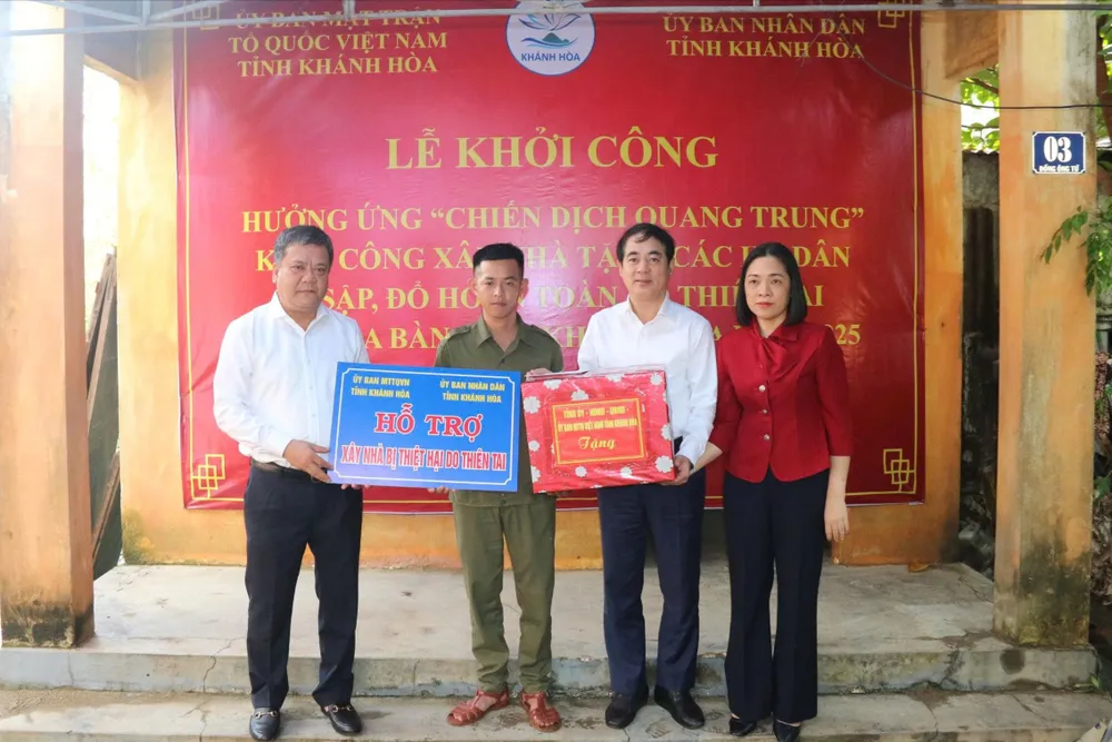 Líderes provinciais de Khanh Hoa presentearam a família de Nguyen Nam Trung na cerimônia de inauguração. Foto: HIEU GIANG