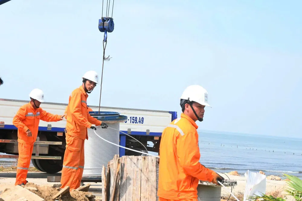 Εργαζόμενοι στον τομέα της ηλεκτρικής ενέργειας τραβούν καλώδια για να διορθώσουν προβλήματα στην υπόγεια καλωδιακή γραμμή 110kV Ha Tien - Phu Quoc