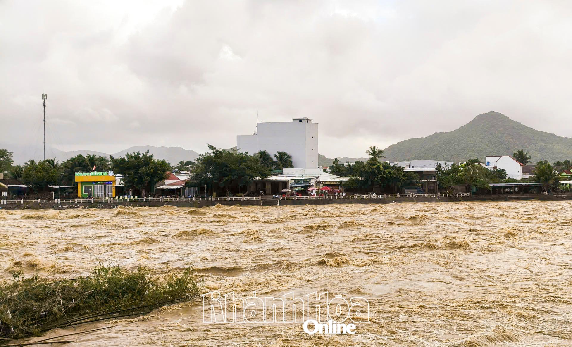 न्हा ट्रांग में कै नदी पर बाढ़ का स्तर धीरे-धीरे कम होने का अनुमान है।