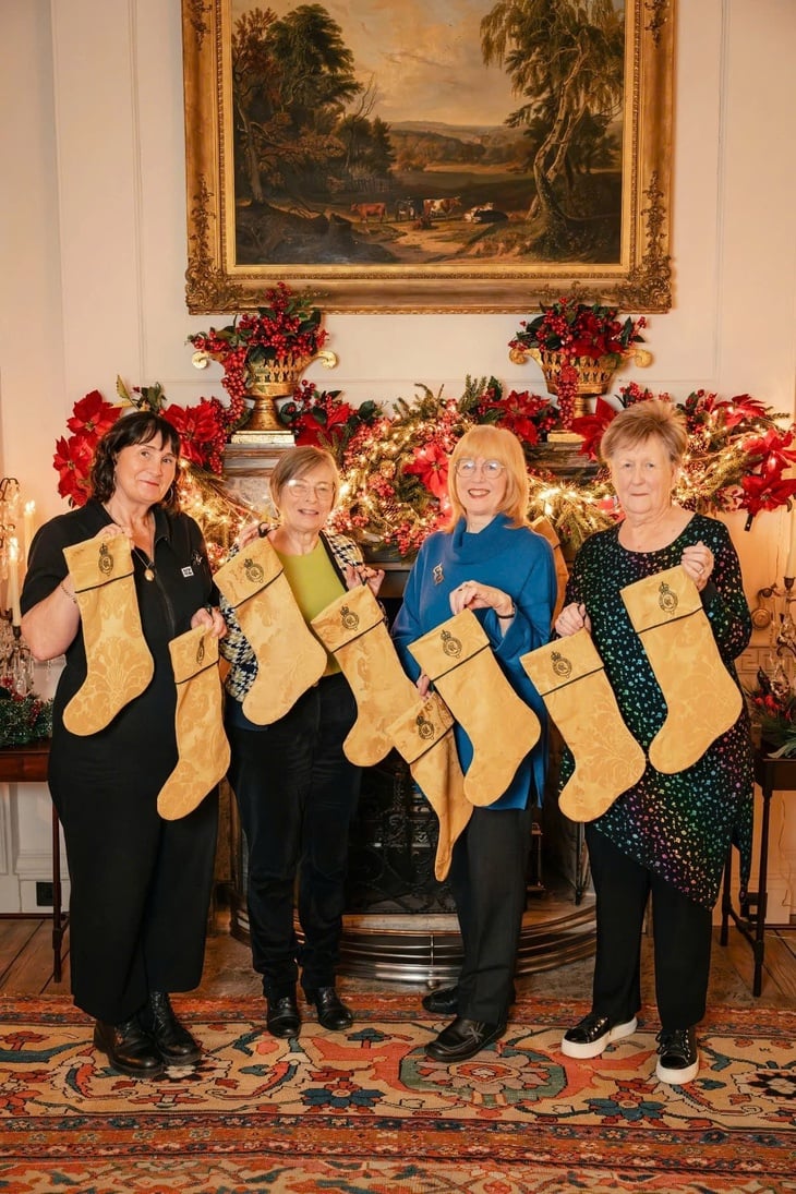 Vua Charles đấu giá những chiếc tất Giáng sinh may từ rèm cửa hoàng gia - Ảnh 2.