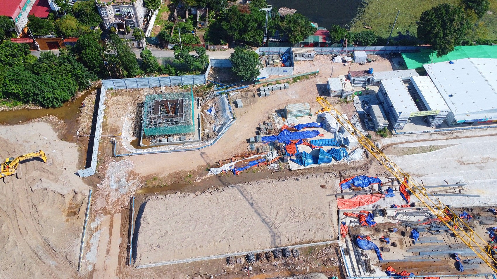 Other multi-purpose spaces of the theater include the main hall, rehearsal rooms, and museum.