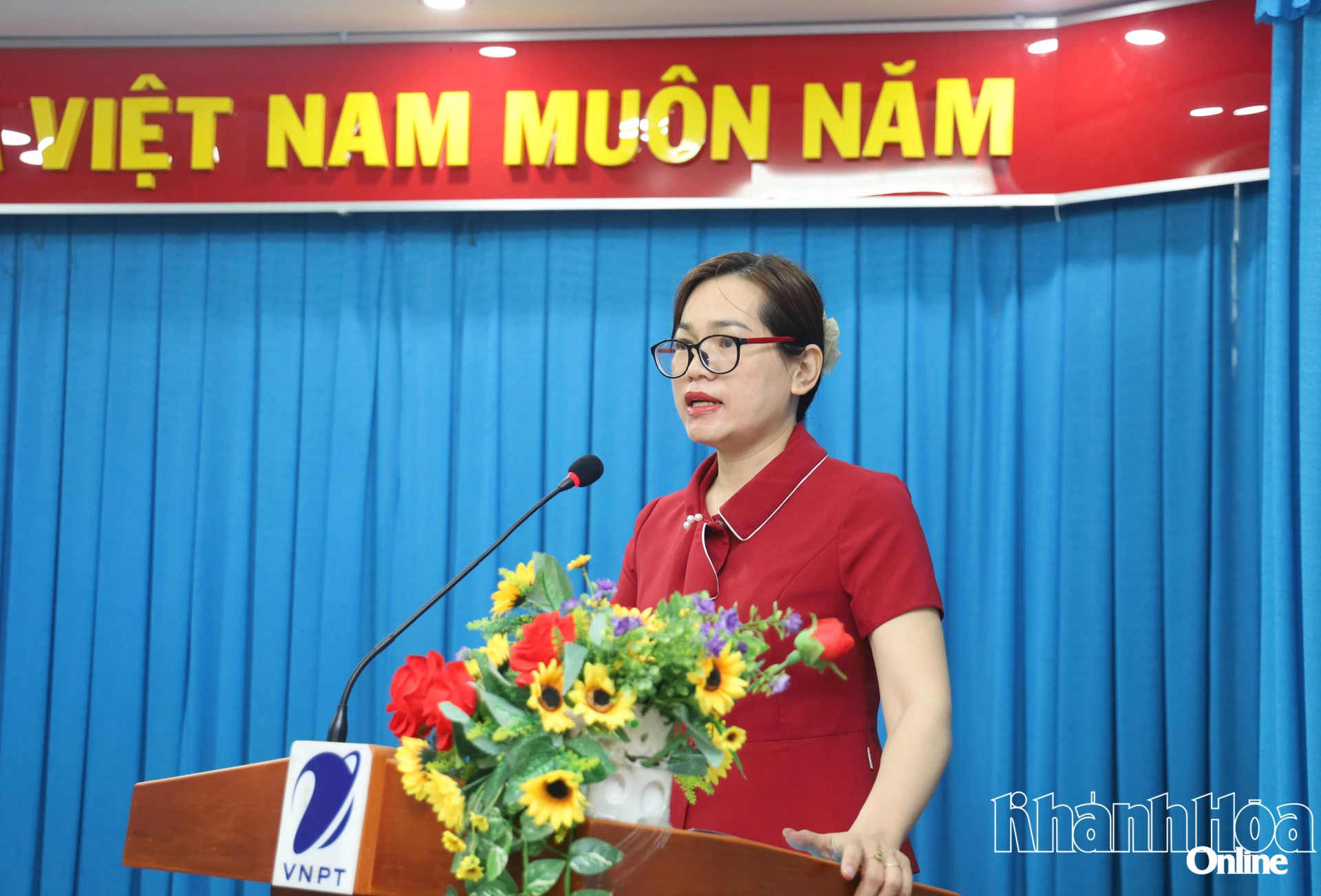 내무부 장관이 훈련 세션에서 개회사를 했습니다.