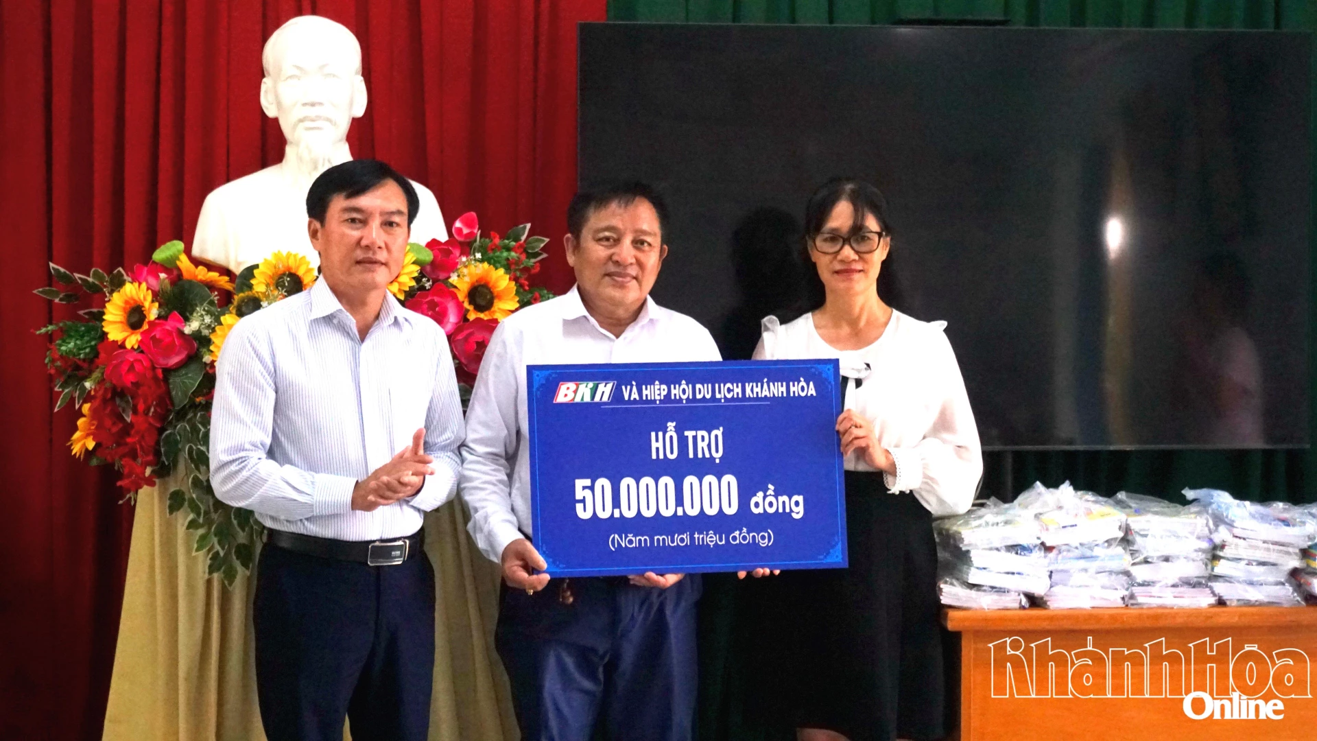 Вручение символической поддержки в размере 50 миллионов донгов начальной школе города Дьенкхань 2