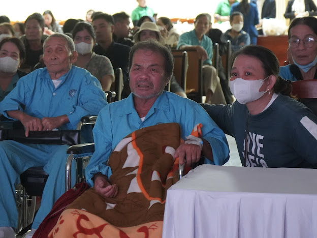 Cựu binh Thành cổ xem phim 'Mưa đỏ' ở bệnh viện, nghẹn ngào nhớ đồng đội- Ảnh 3.