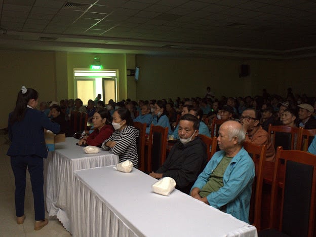 Cựu binh Thành cổ xem phim 'Mưa đỏ' ở bệnh viện, nghẹn ngào nhớ đồng đội- Ảnh 4.