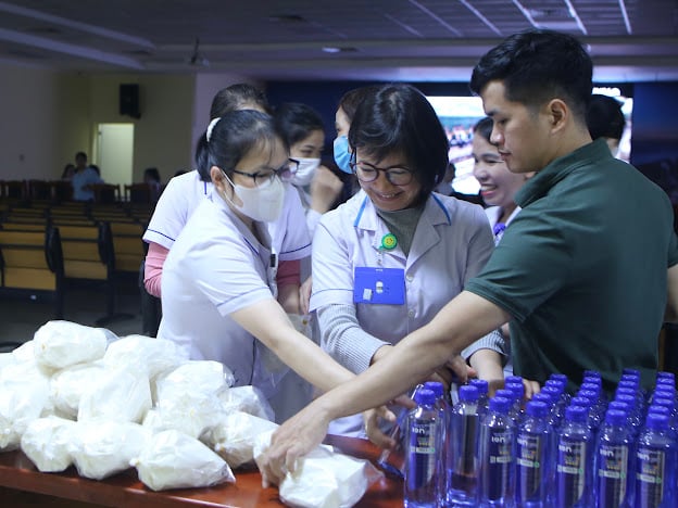 Cựu binh Thành cổ xem phim 'Mưa đỏ' ở bệnh viện, nghẹn ngào nhớ đồng đội- Ảnh 6.