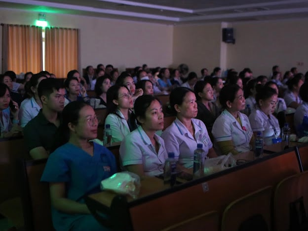 Cựu binh Thành cổ xem phim 'Mưa đỏ' ở bệnh viện, nghẹn ngào nhớ đồng đội- Ảnh 7.