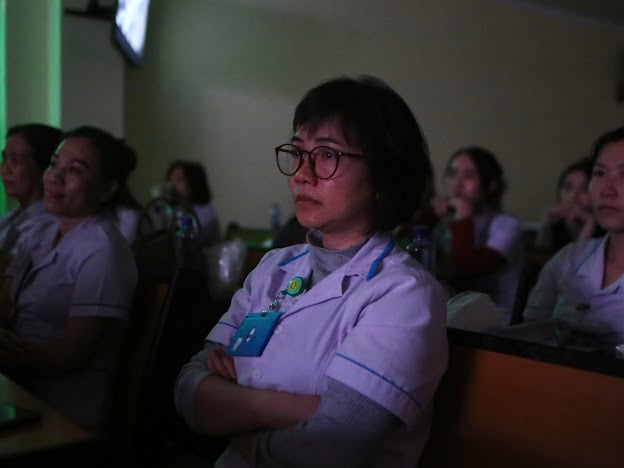 Cựu binh Thành cổ xem phim 'Mưa đỏ' ở bệnh viện, nghẹn ngào nhớ đồng đội- Ảnh 8.