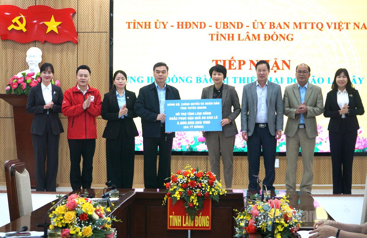Comrade Ma The Hong, Deputy Secretary of the Provincial Party Committee, Chairman of the Vietnam Fatherland Front Committee of Tuyen Quang province presented support to Lam Dong province.