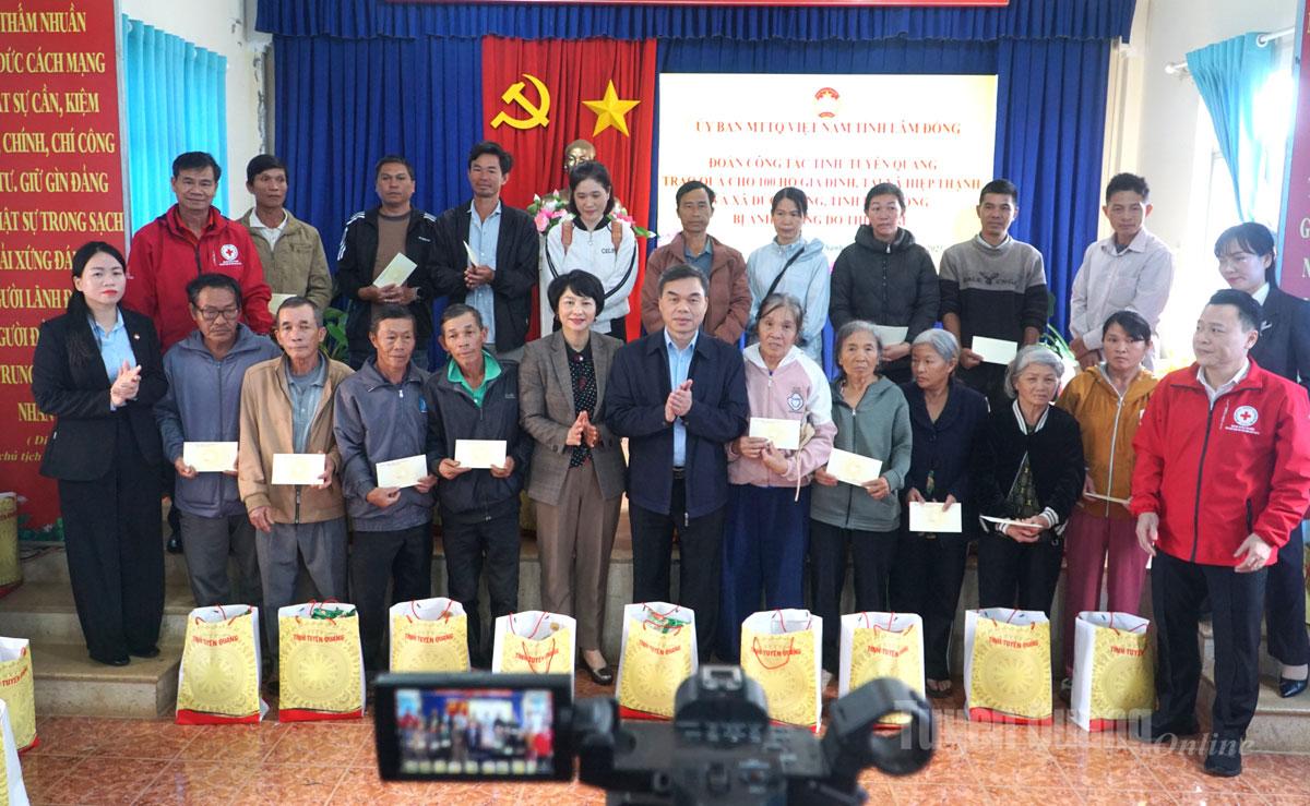 Comrade Ma The Hong, Deputy Secretary of the Provincial Party Committee, Chairman of the Vietnam Fatherland Front Committee of Tuyen Quang province presented gifts to affected households.