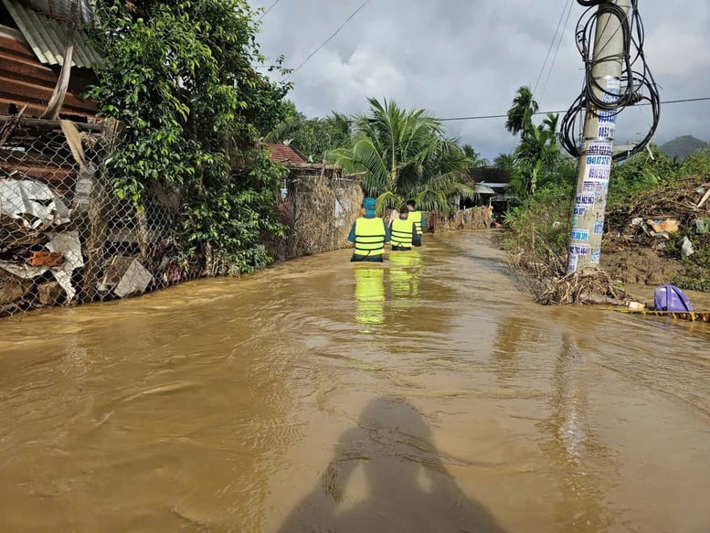 Mưa lũ diễn biến phức tạp, Khánh Hòa yêu cầu khẩn trương sơ tán người dân- Ảnh 3.