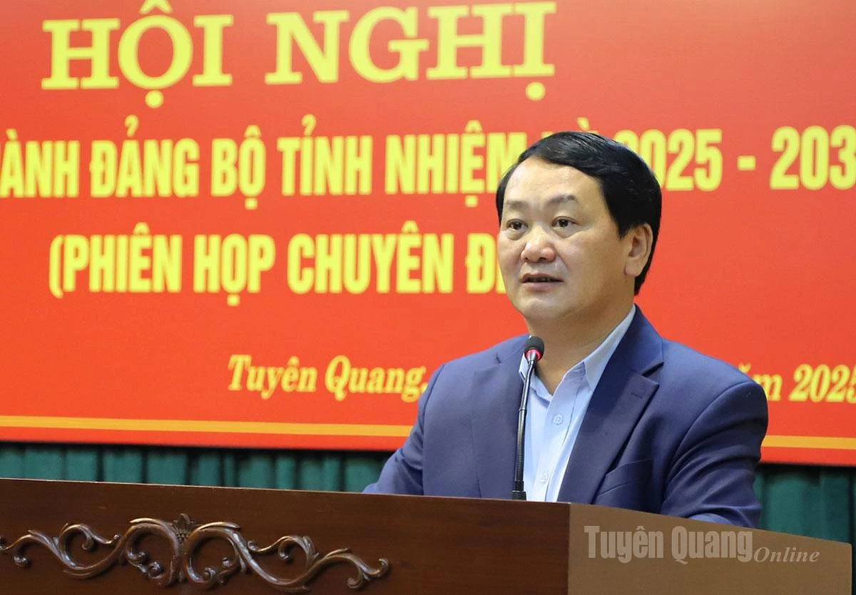 O secretário provincial do partido, Hau A Lenh, discursou na reunião.