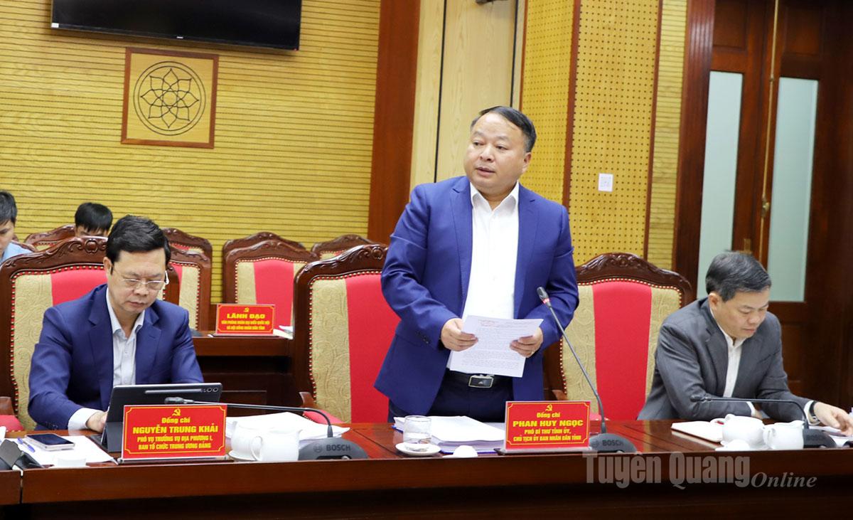O Secretário Adjunto do Comitê Provincial do Partido e Presidente do Comitê Popular Provincial, Phan Huy Ngoc, discursou na reunião.