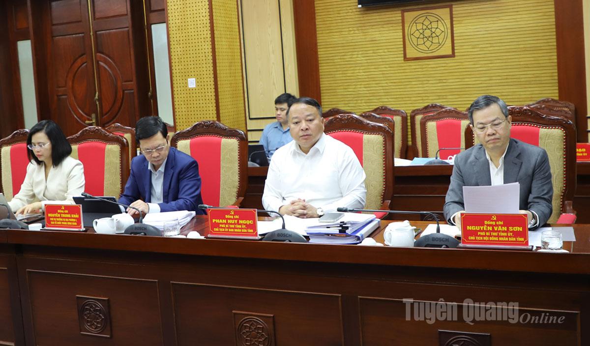 Membros permanentes do Comitê Provincial do Partido e representantes dos Comitês Centrais de Construção do Partido participaram da conferência.