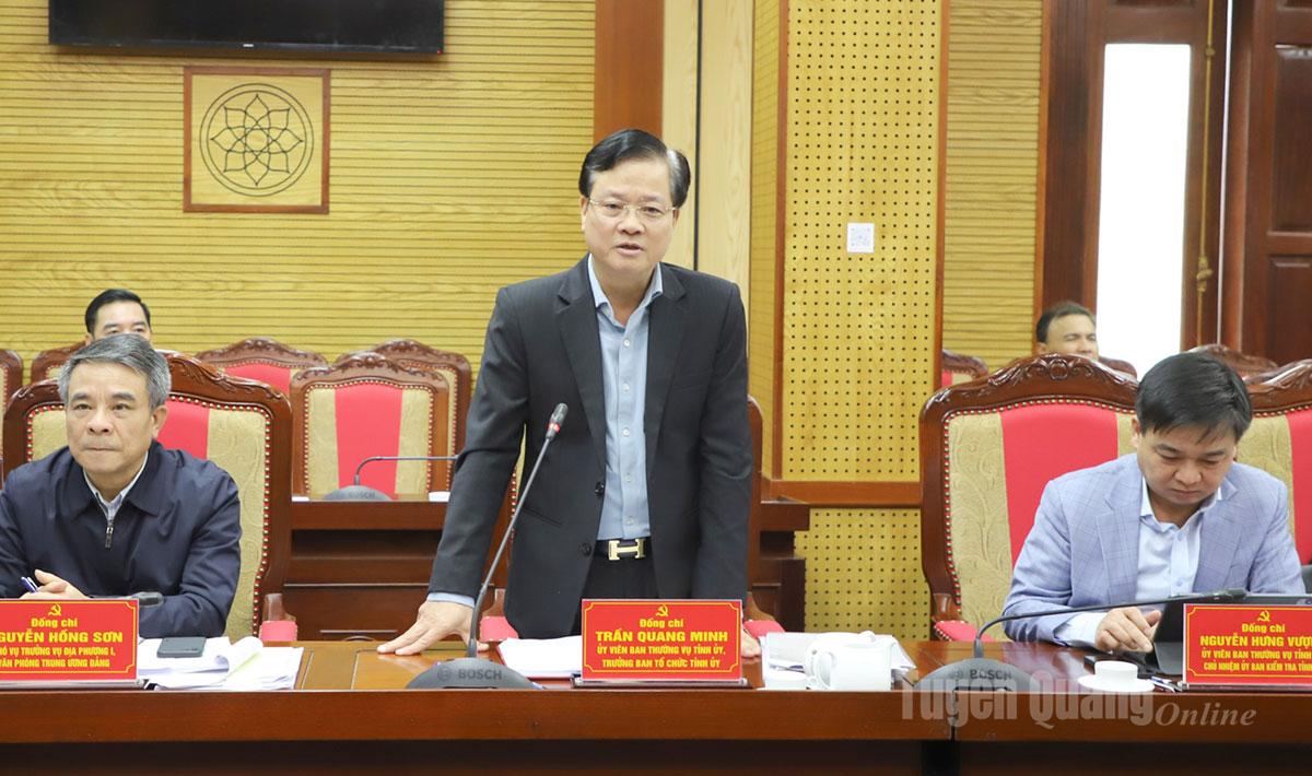 O chefe do Comitê de Organização do Partido Provincial, Tran Quang Minh, discutiu o assunto na reunião.