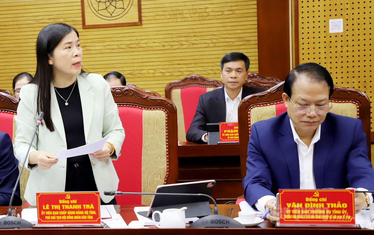 A vice-presidente do Conselho Popular Provincial, Le Thi Thanh Tra, discutiu o assunto na reunião.