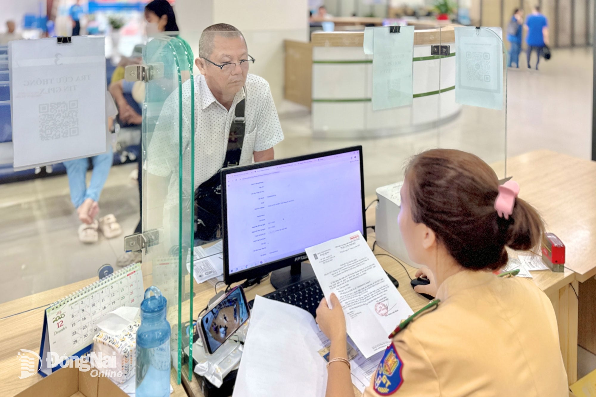 ประชาชนเดินทางมาที่ศูนย์บริการประชาชนจังหวัดด่งไนเพื่อเปลี่ยนใบขับขี่ ภาพโดย: ดัง ตุง 