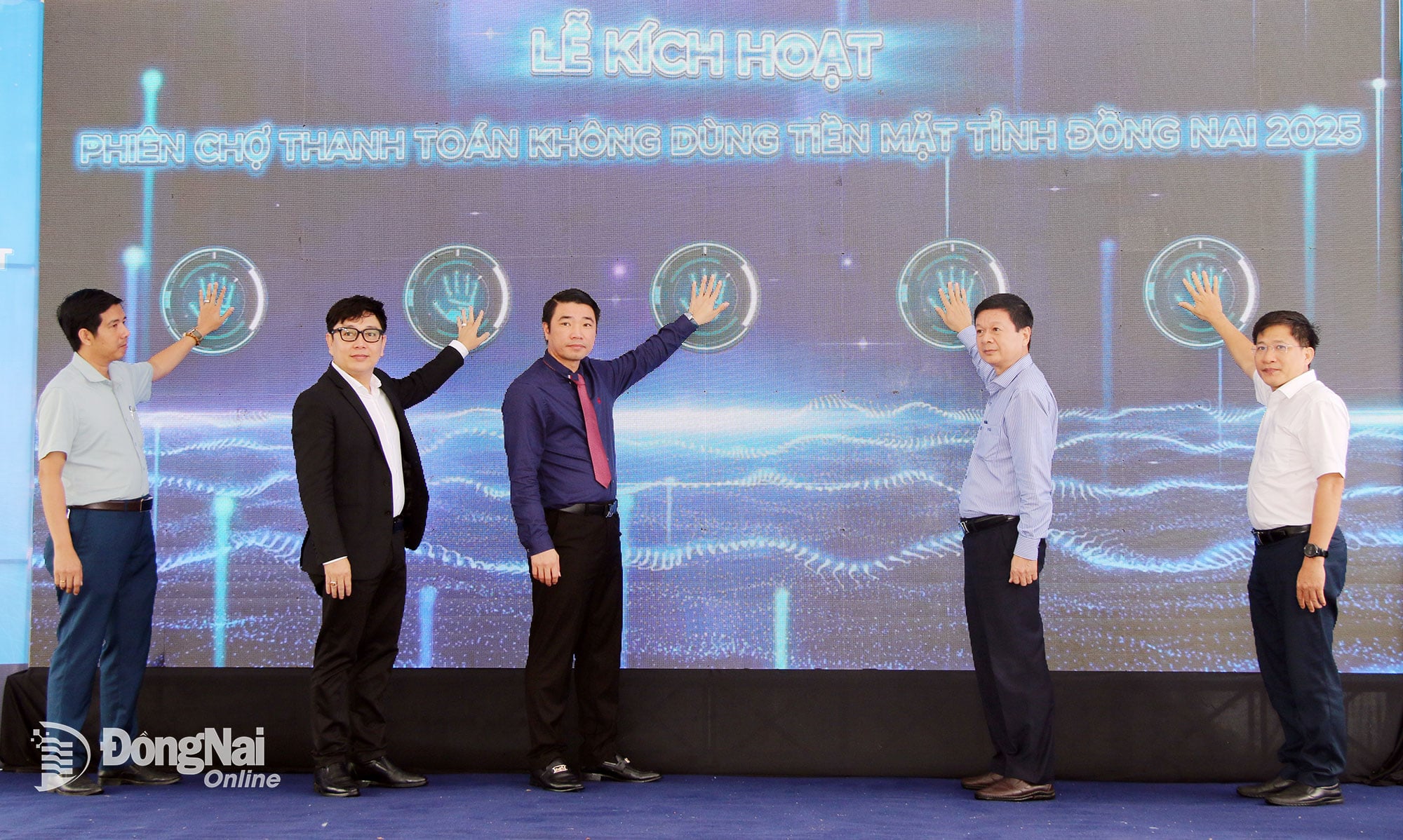 Para delegasi melakukan upacara penekanan tombol untuk mengaktifkan Pasar Pembayaran Nirsentuh Provinsi Dong Nai pada tahun 2025. Foto: Hai Quan 