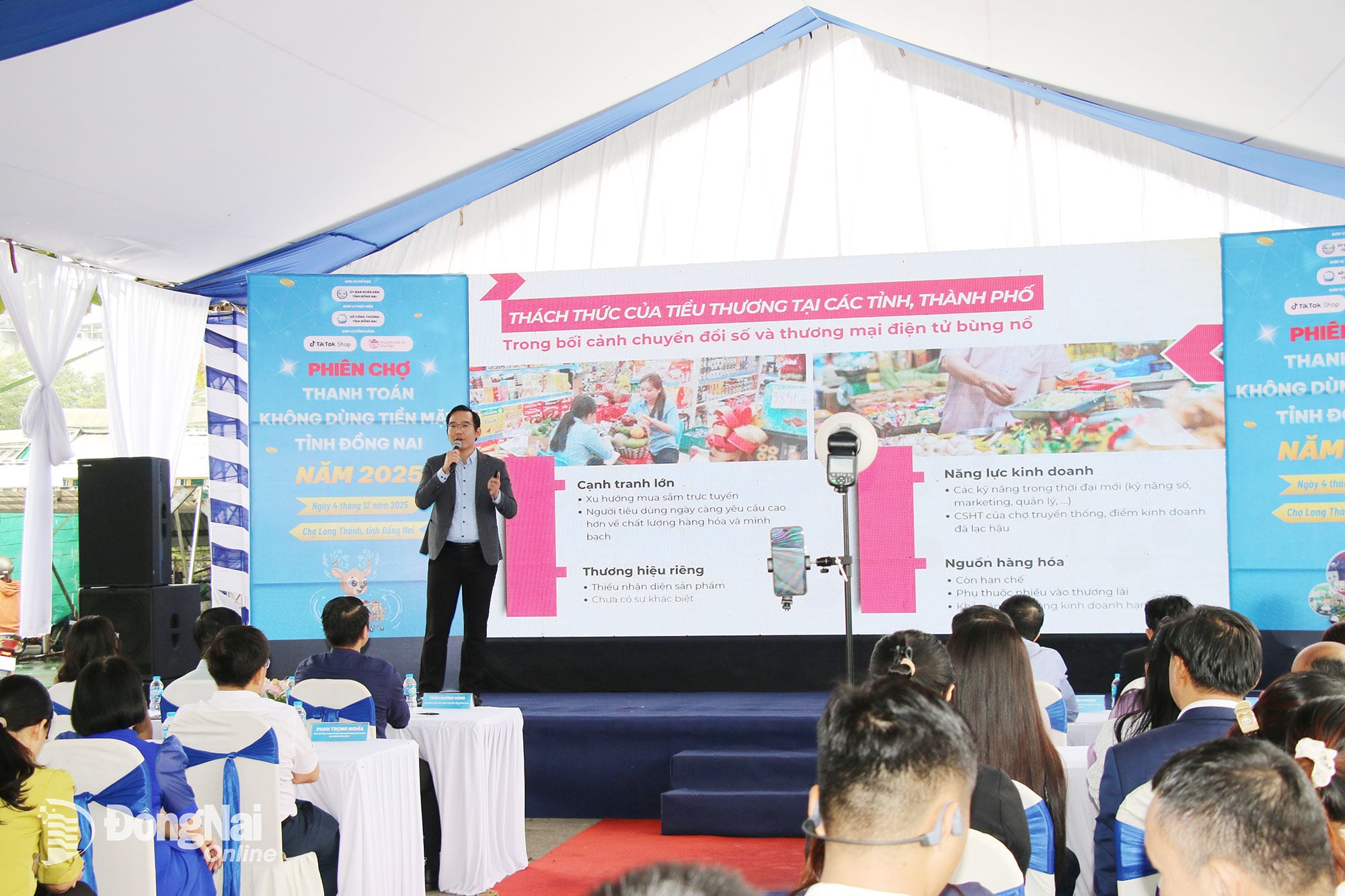 Para pakar e-commerce berbagi pengalaman di program ini. Foto: Hai Quan 