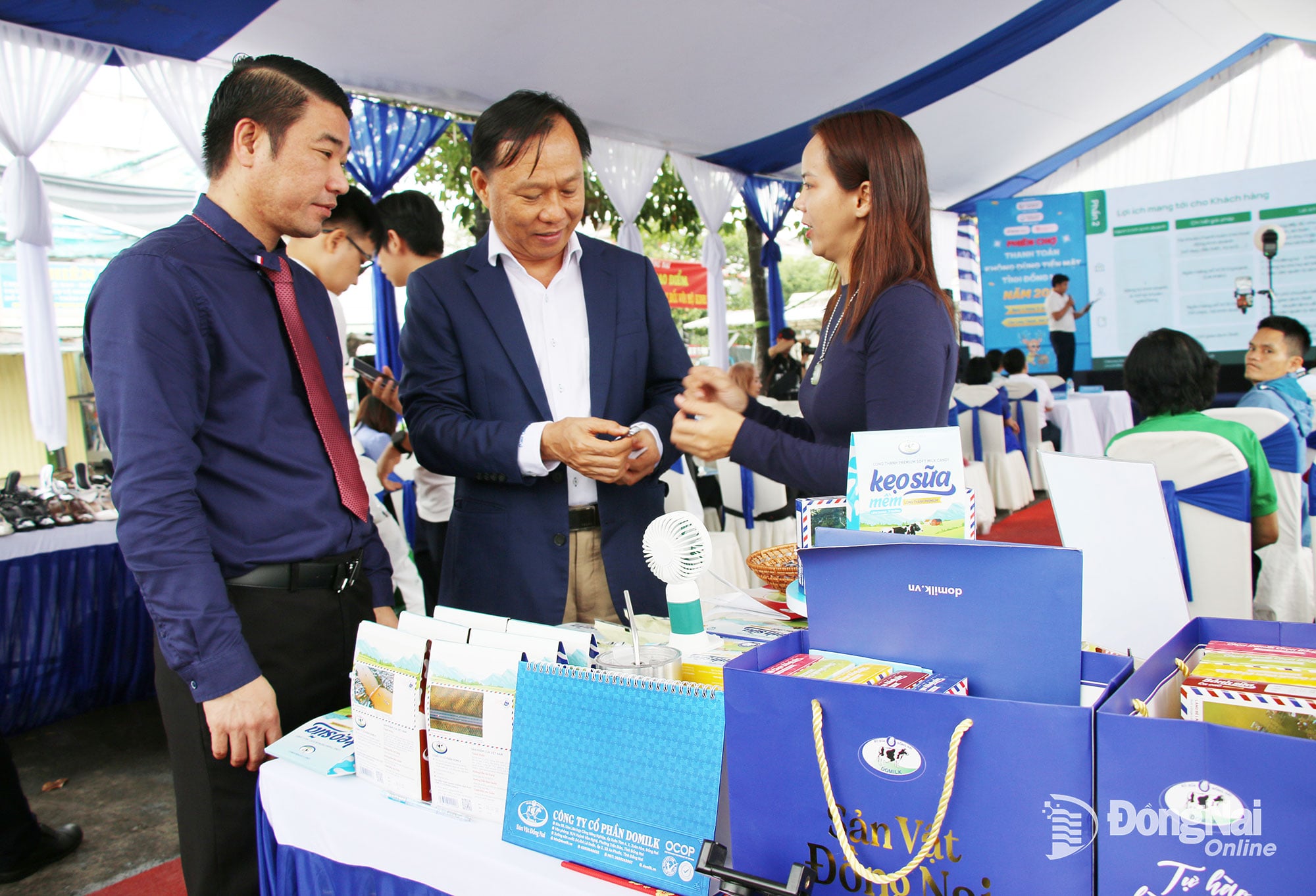 Para delegasi mengunjungi stan produk OCOP Dong Nai di pameran. Foto: Hai Quan 