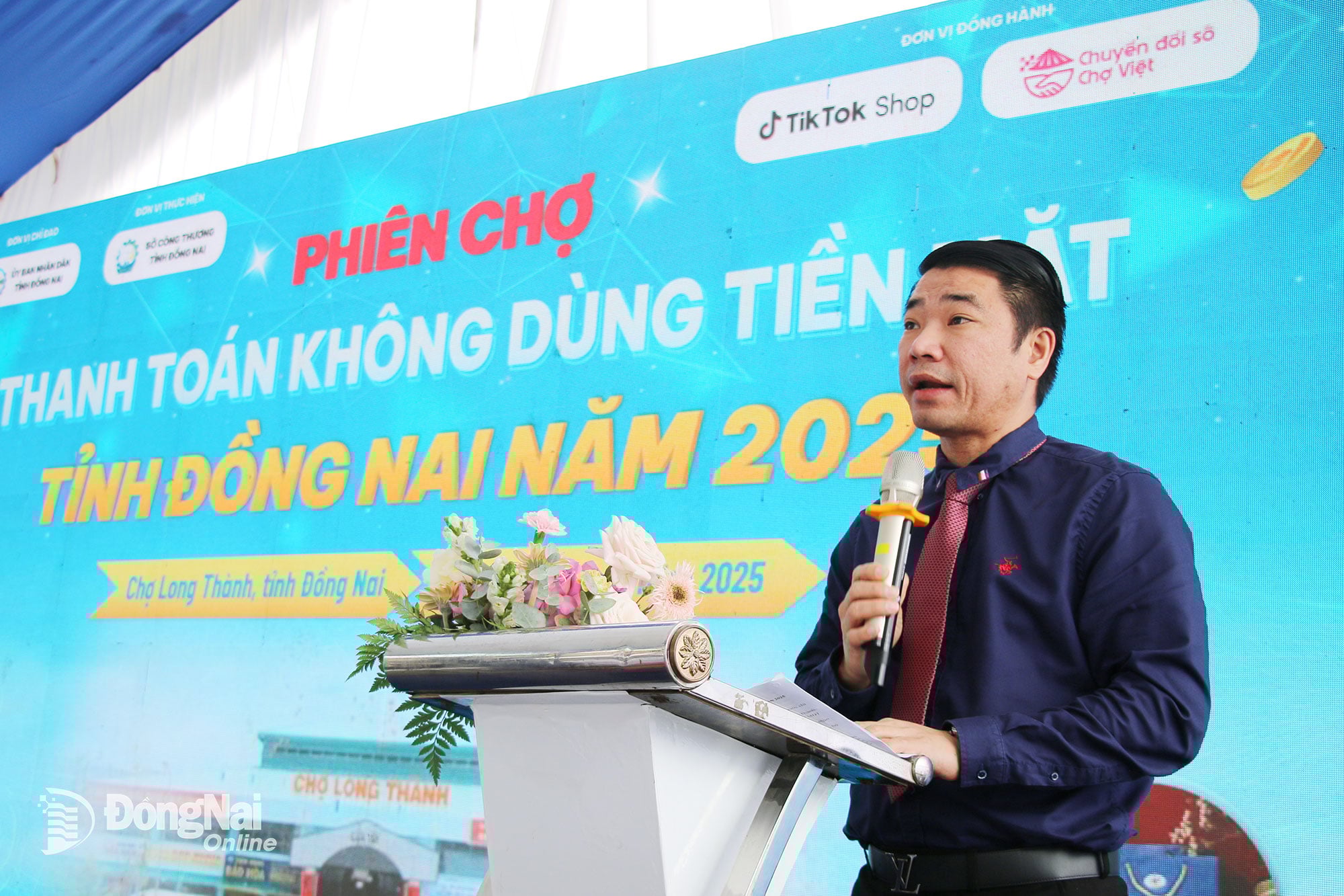 Wakil Direktur Departemen Perindustrian dan Perdagangan Provinsi Dong Nai, Tran Duong Hung, memberikan sambutan di pameran tersebut. Foto: Hai Quan 