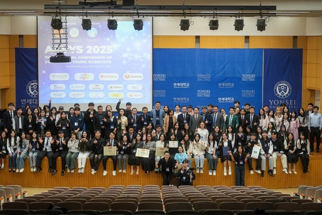 Tres jóvenes científicos vietnamitas premiados por su destacada investigación en Corea - Foto 2.