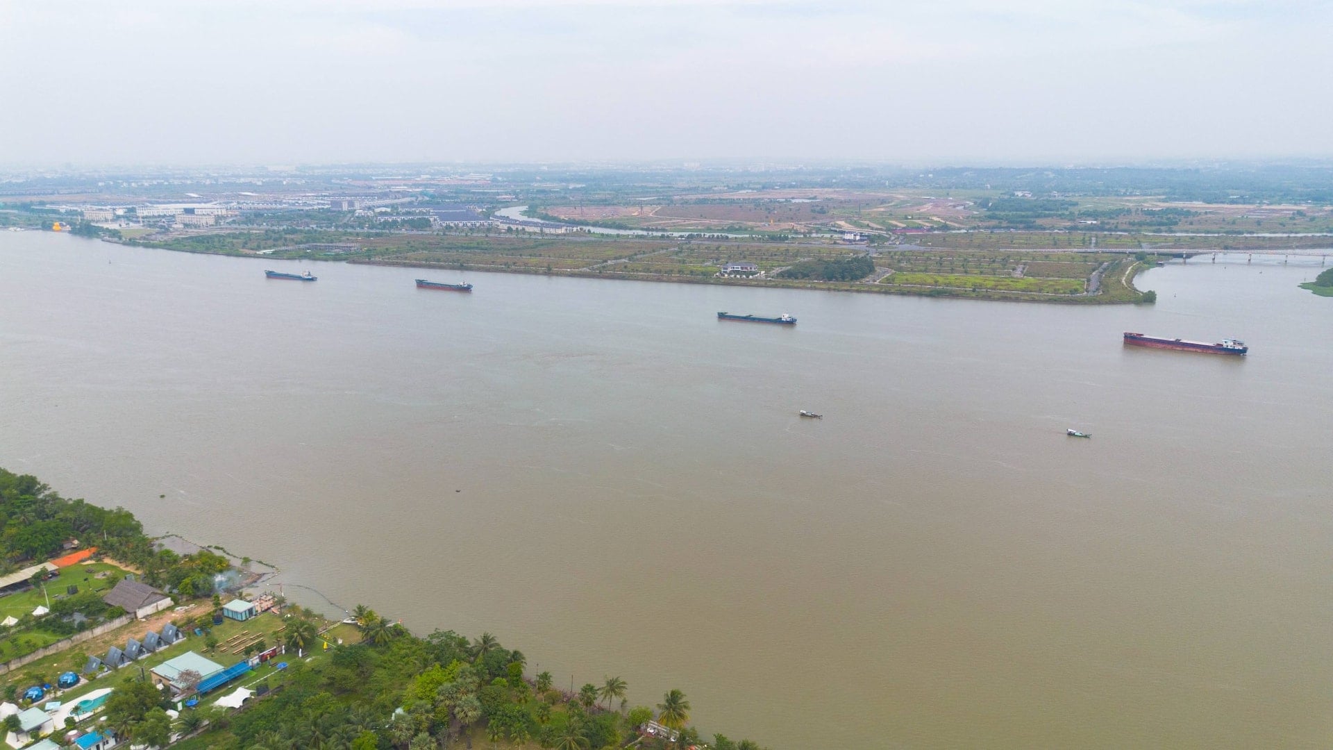 Dong Nai 2-broen vil også knytte sammen store byområder langs Dong Nai-elven, som Aqua City, Long Hung, Amata og Long Thanh golfbane, og samtidig fremme utviklingen av byromsaksen langs elven. Bildet viser for eksempel byområdet Aqua City sett fra Ho Chi Minh-byen. Dette byområdet ble lansert av Novaland i 2019 med en skala på nesten 1000 hektar, inkludert 5 delområder: Aqua City, Aqua Riverside, Aqua Waterfront City, Aqua City Phoenix Island og Aqua Marina City.