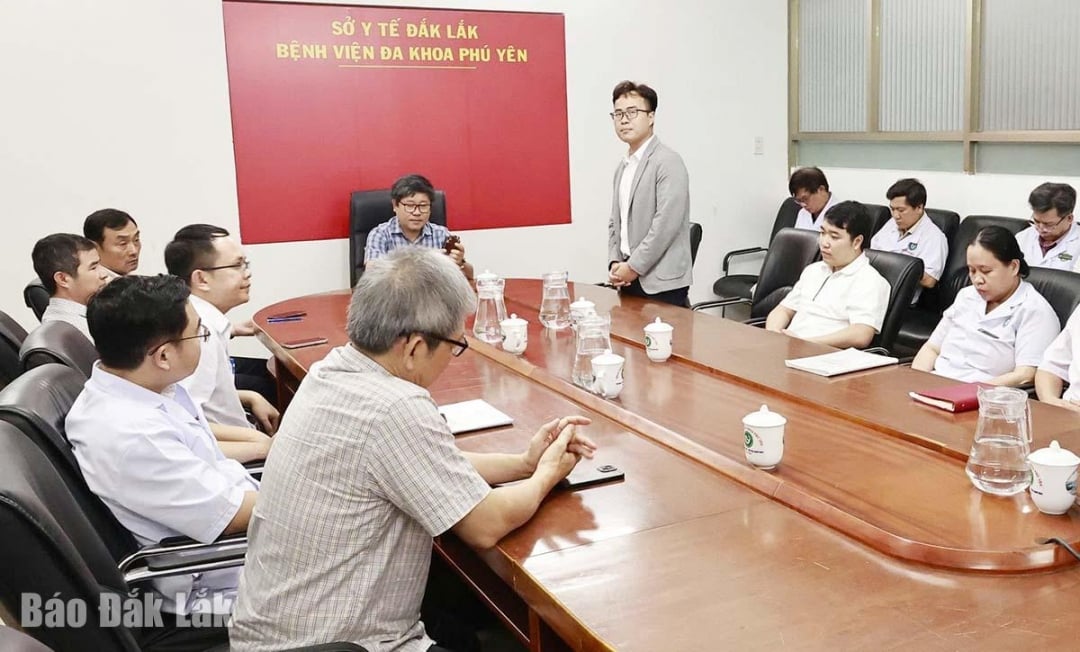 Các chuyên gia của Bệnh viện Bạch Mai chia sẻ kinh nghiệm khám, chữa bệnh cho các bác sĩ tại Bệnh viện Đa khoa Phú Yên.