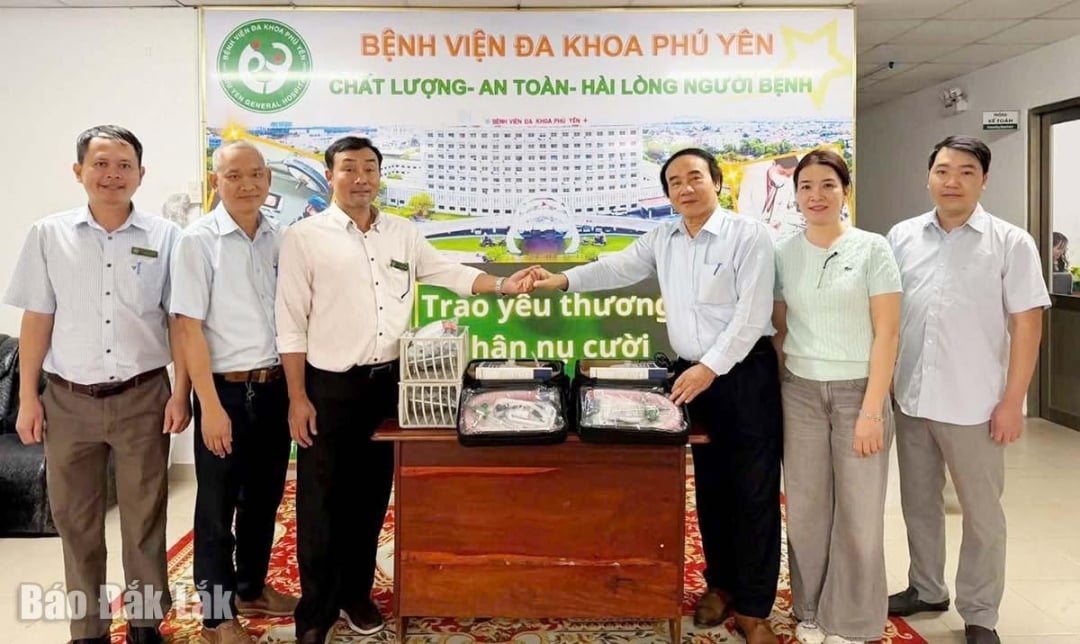 PGS.TS bác sĩ Nguyễn Văn Chi (thứ 3 từ phải qua) thay mặt đoàn công tác Bệnh viện Bạch Mai trao quà hỗ trợ cho Bệnh viện Đa khoa Phú Yên.