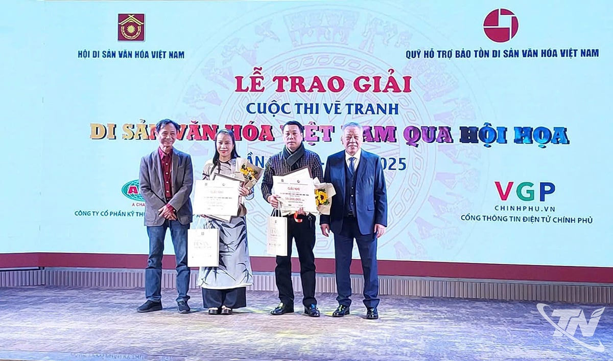 វិចិត្រករ Truong Manh Sang (ឈរលេខ ២ ពីស្តាំ) ទទួលបានរង្វាន់ទី ២ ក្នុងការប្រកួតគំនូរបេតិកភណ្ឌវប្បធម៌វៀតណាមលើកទី ២ ឆ្នាំ ២០២៥។