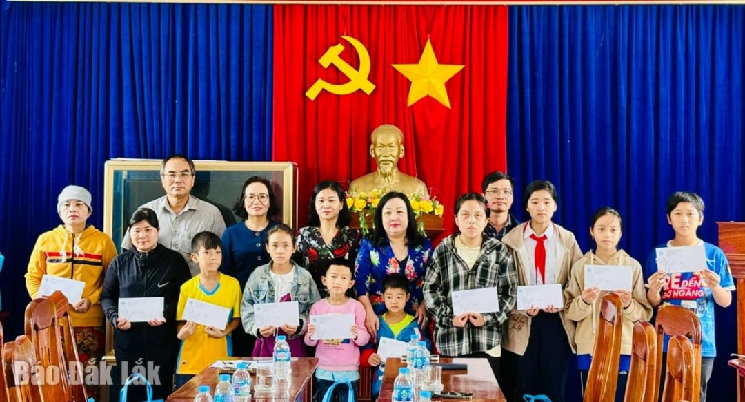 केंद्रीय, प्रांतीय और स्थानीय नेताओं ने होआ थिन्ह कम्यून में अनाथ बच्चों को उपहार भेंट किए।