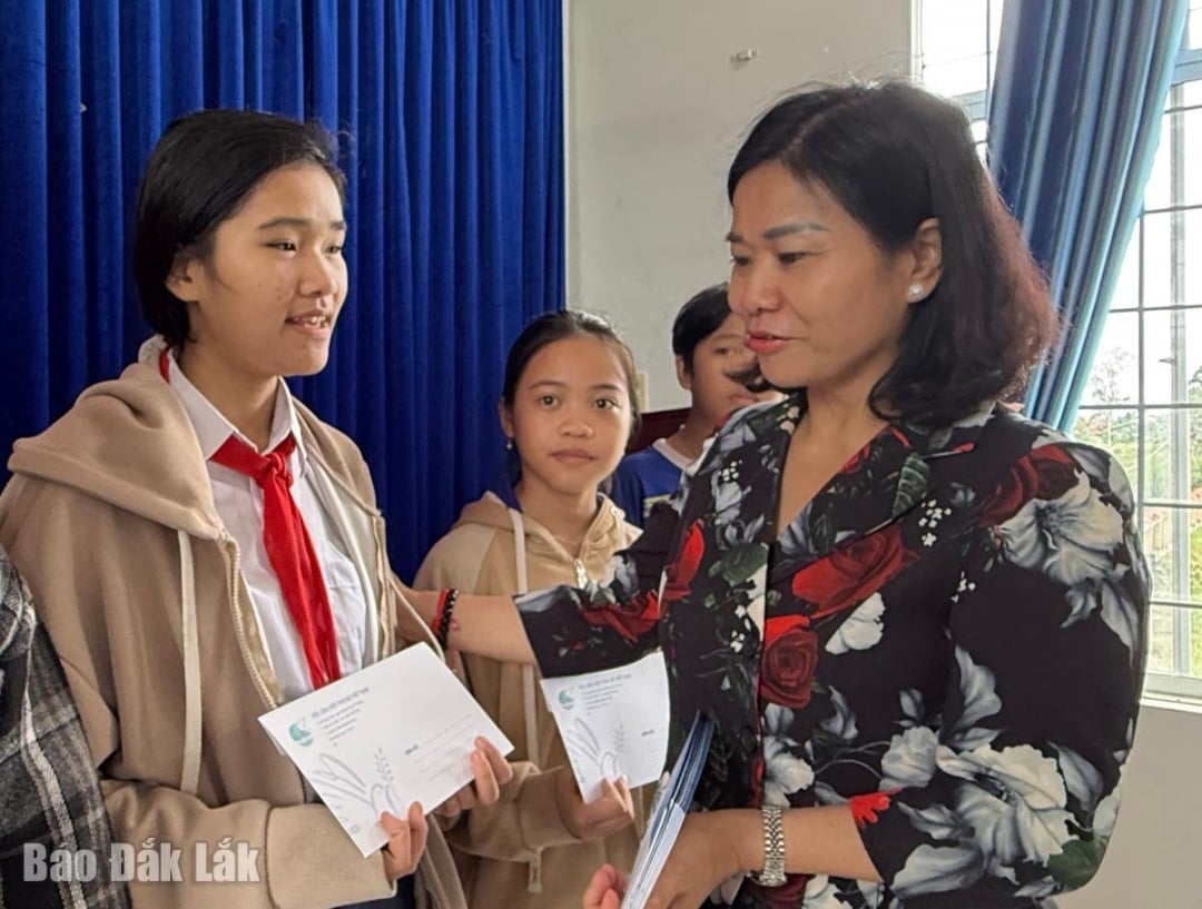 पार्टी केंद्रीय समिति के सदस्य, वियतनाम फादरलैंड फ्रंट केंद्रीय समिति के उपाध्यक्ष, वियतनाम महिला संघ की अध्यक्ष कॉमरेड गुयेन थी तुयेन ने होआ थिन्ह कम्यून में अनाथ बच्चों को उपहार प्रदान किए।