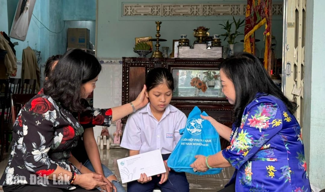 केंद्रीय और स्थानीय नेताओं ने फू येन वार्ड में अनाथ बच्चों को उपहार दिए।