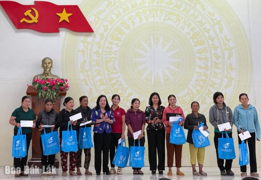 केंद्रीय और प्रांतीय नेताओं ने फू येन वार्ड की वंचित महिला सदस्यों को उपहार भेंट किए।