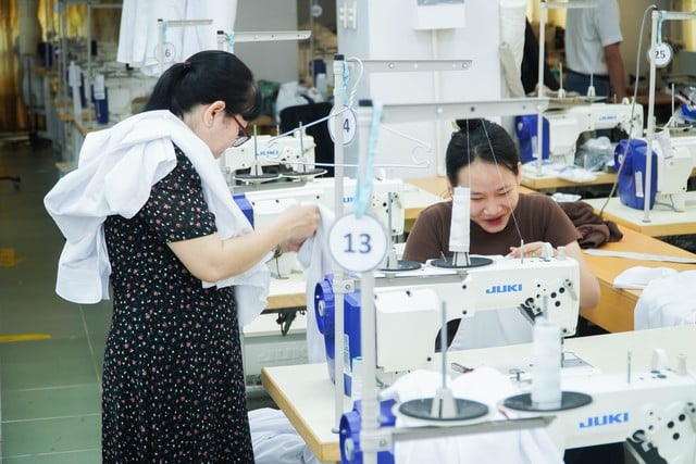 Giảng viên và sinh viên "tăng ca", gấp rút may đồng phục cho học sinh vùng lũ - Ảnh 5.