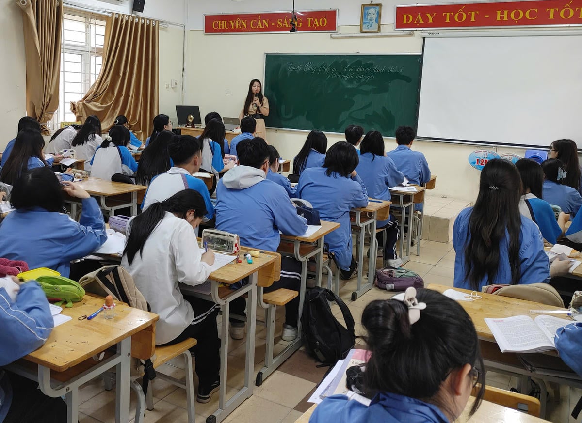 কাউ গিয়াই উচ্চ বিদ্যালয়ের শিক্ষক এবং শিক্ষার্থীদের একটি ক্লাস।