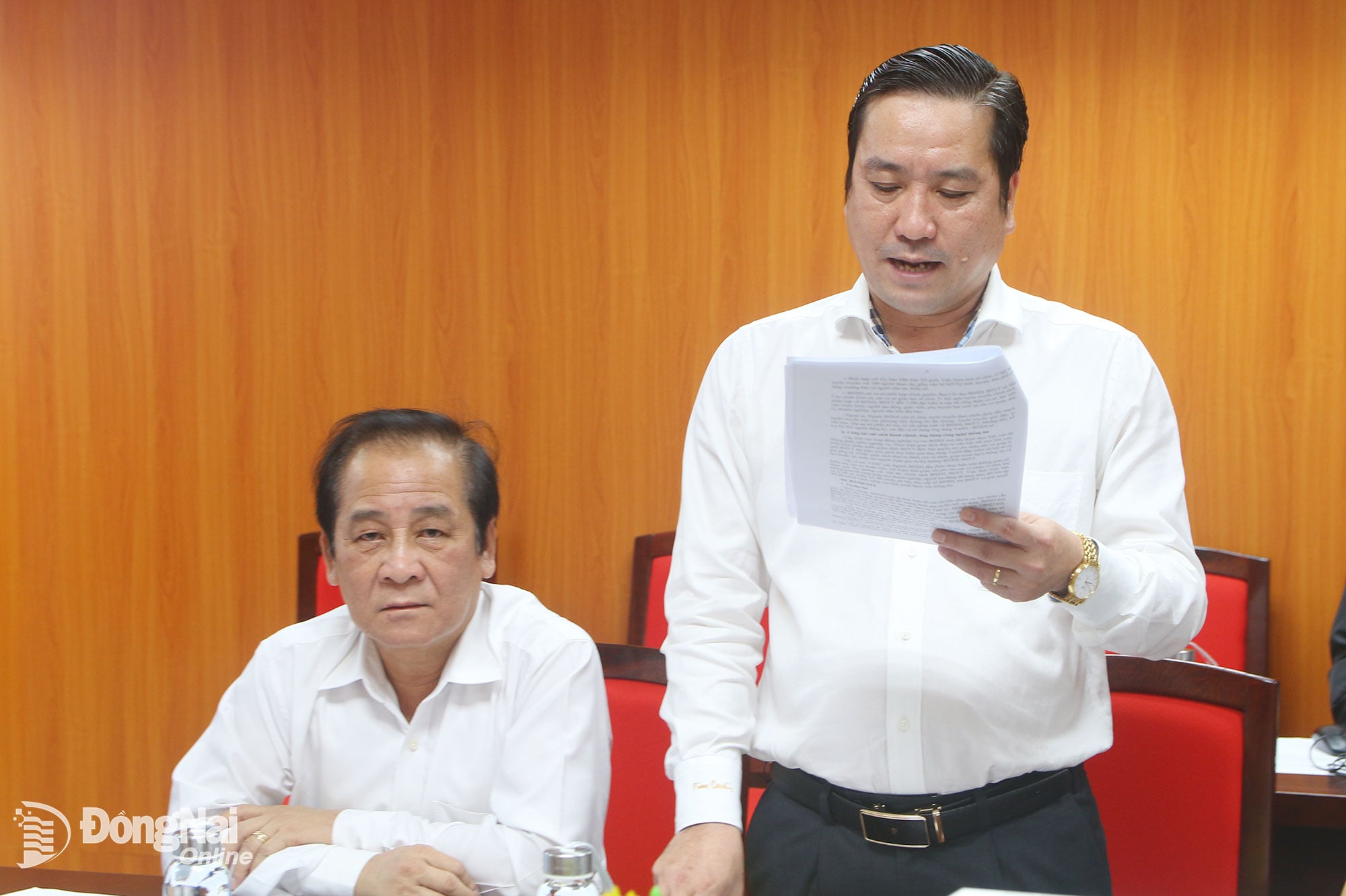 Deputy Director of Dong Nai Province Social Insurance Pham Long Son reports at the meeting. Photo: Hanh Dung