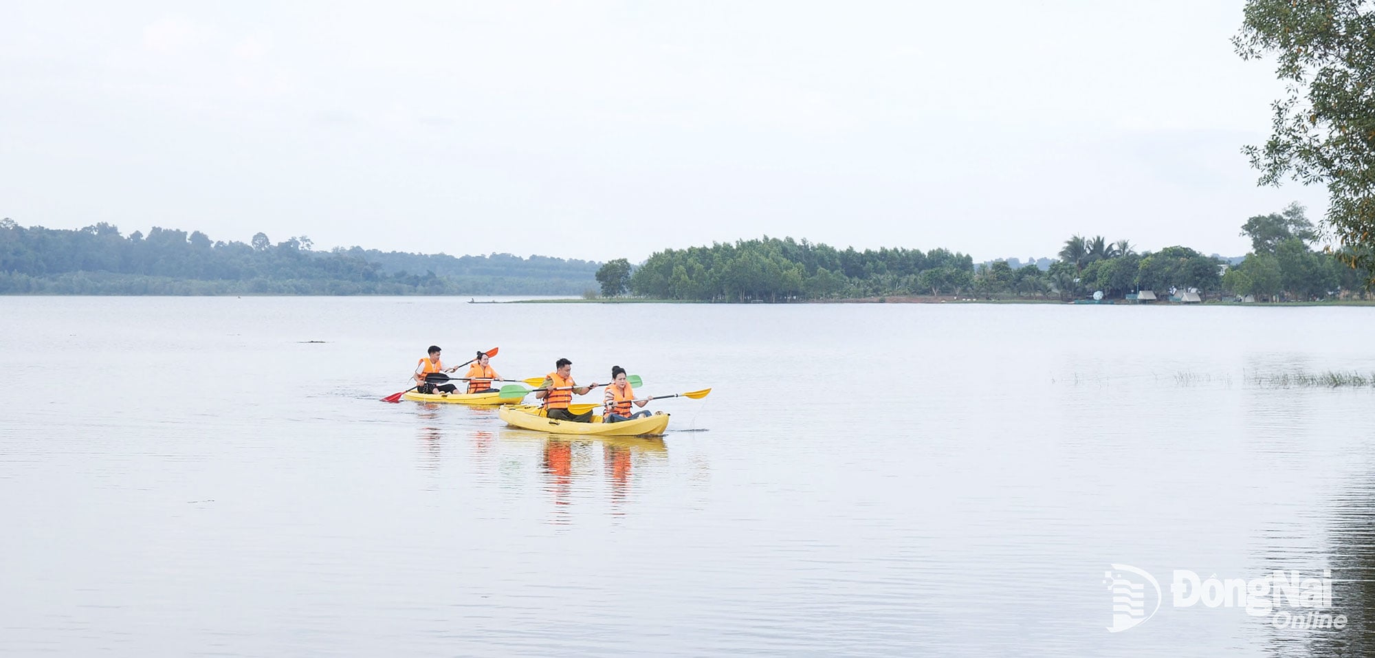 Kayaking is one of the favorite experiences at Ba Hao Glamping, where people and nature become one. Photo: Tien Dung 