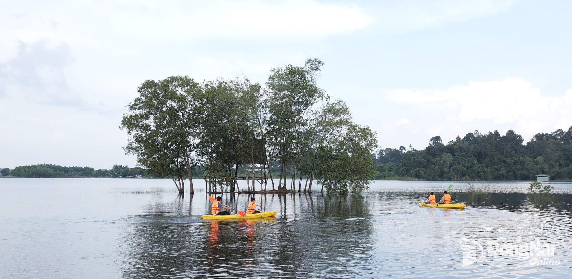Kayaking in the middle of Ba Hao Lake - listening to the fresh breath of Ma Da forest at the Center for Ecology - Culture - History of War Zone D. Photo: Tien Dung 