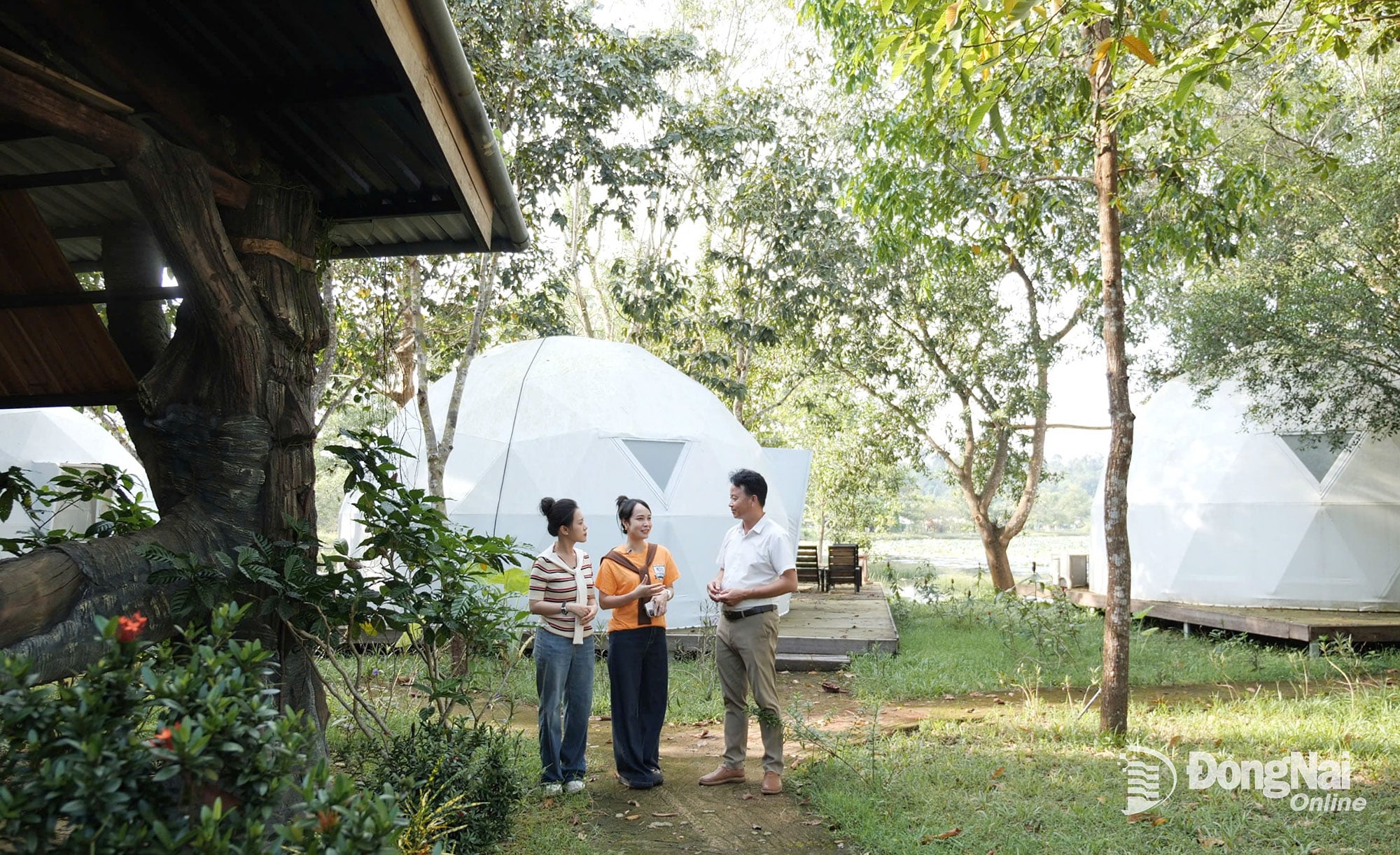 Mr. Bui Van Toan - Deputy Director of the Center for Ecology - Culture - History of the D War Zone introduced to the audience the poetic glamping space. Photo: Tien Dung 